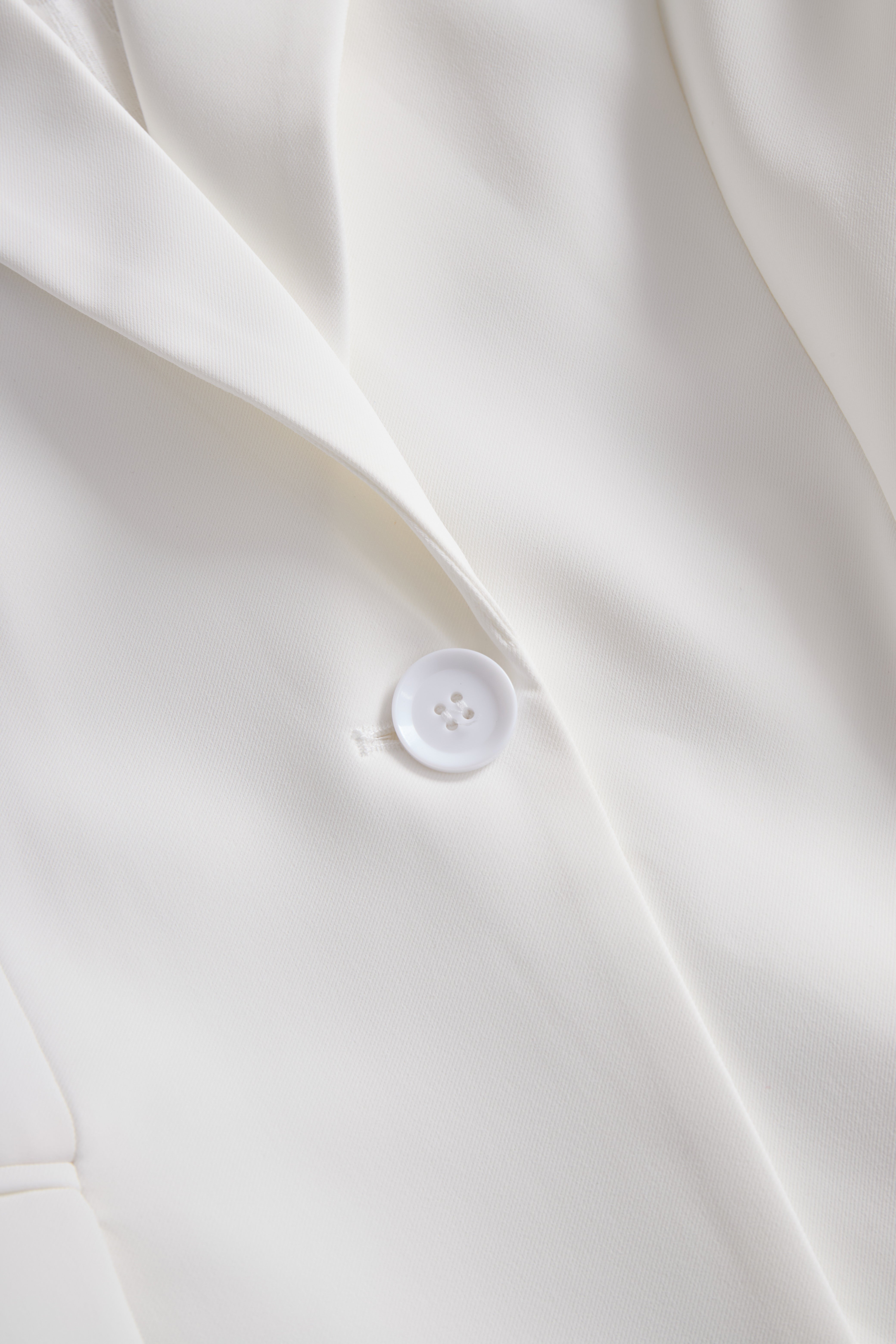 Elegant White Lace-Backed Blazer with Structured Silhouette