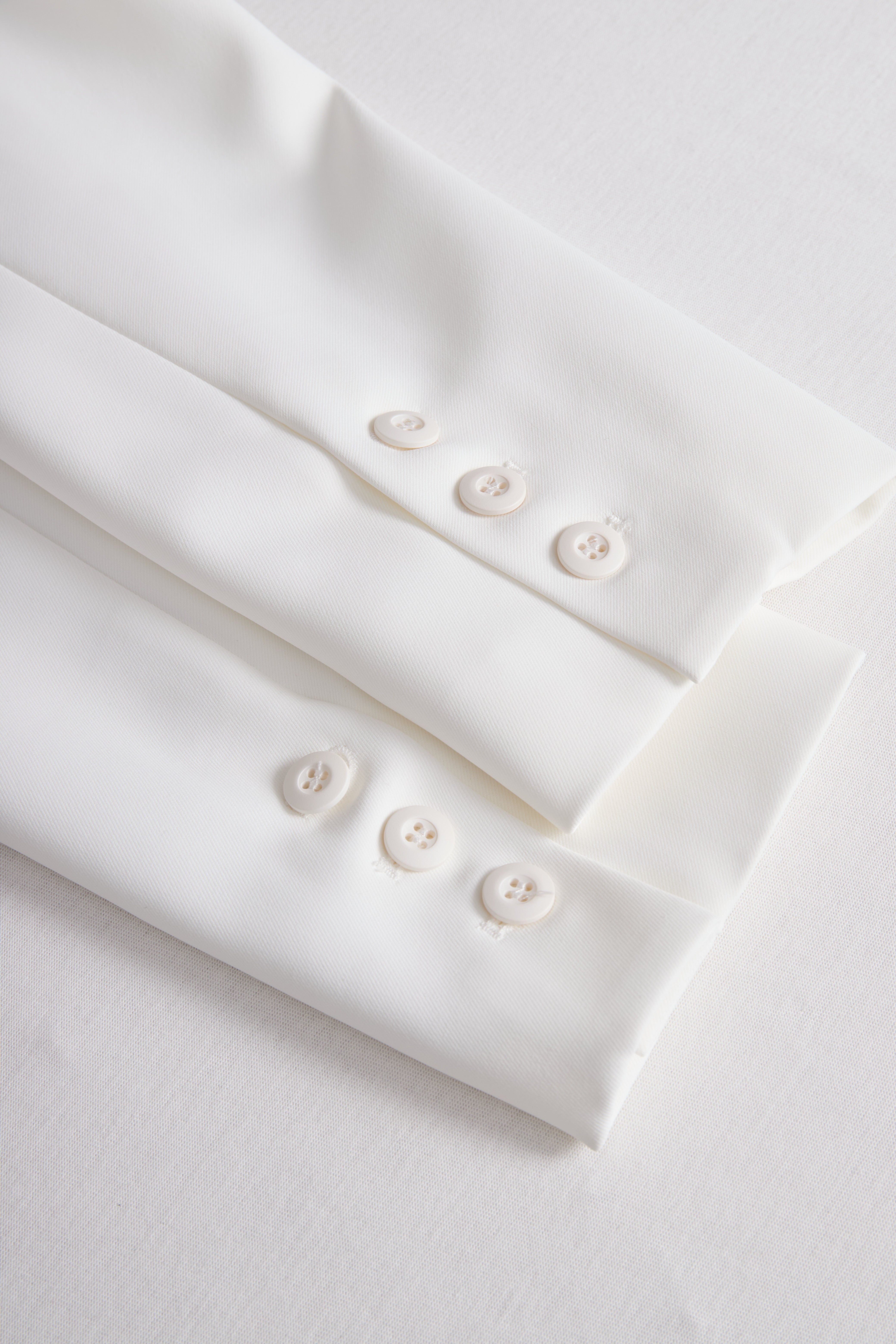 Elegant White Lace-Backed Blazer with Structured Silhouette