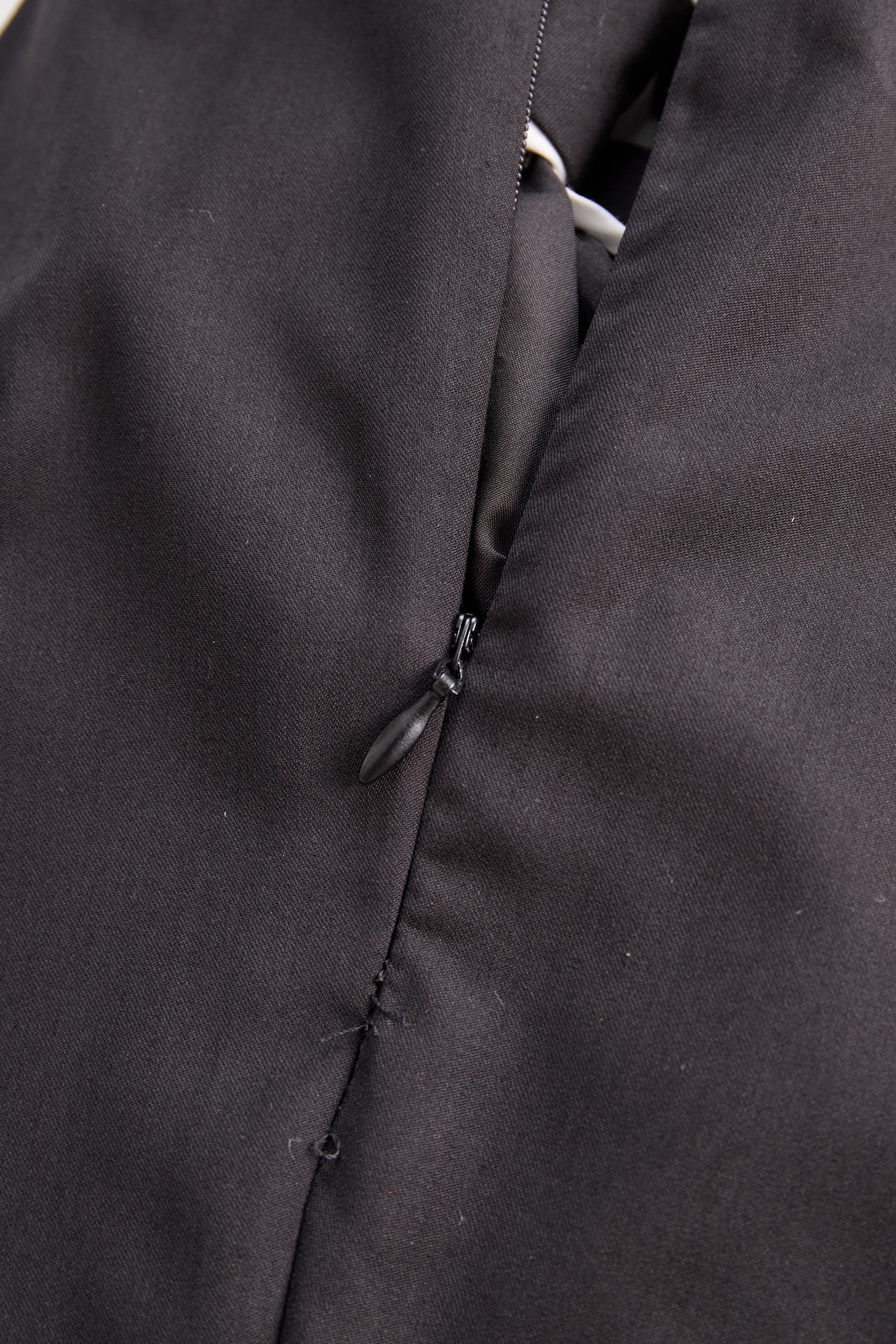 Stylish Sleeveless Halter Neck Blouse With Bold Contrast Trim