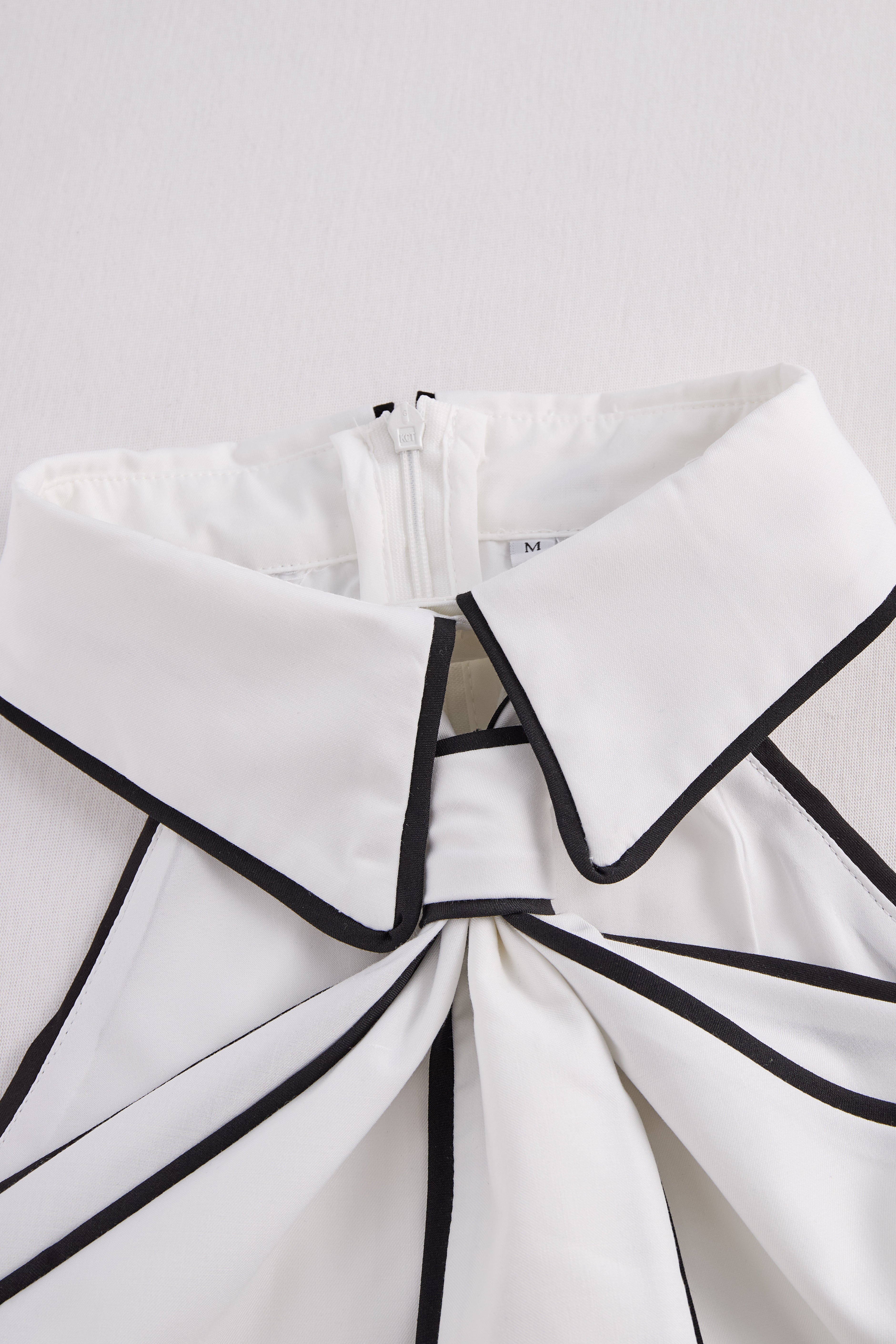 Stylish Sleeveless Halter Neck Blouse With Bold Contrast Trim