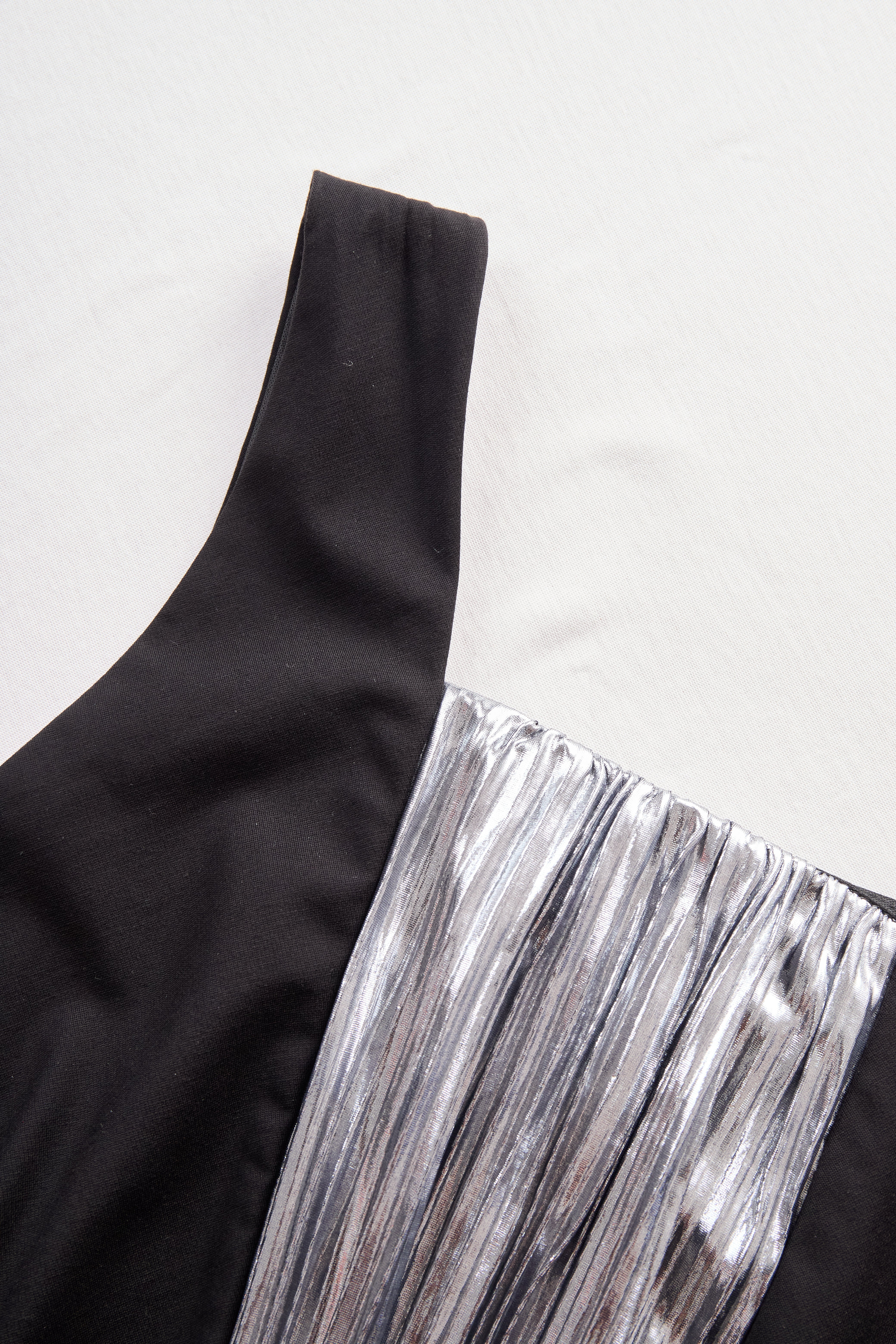 Stylish Plain One-Shoulder Gown with Metallic Pleated